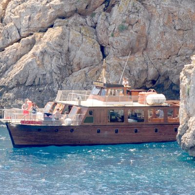 https://www.robinsonboat.com/wp-content/uploads/2024/03/Robinson-Pirate-Boat-malllorca-3-400x400.jpg